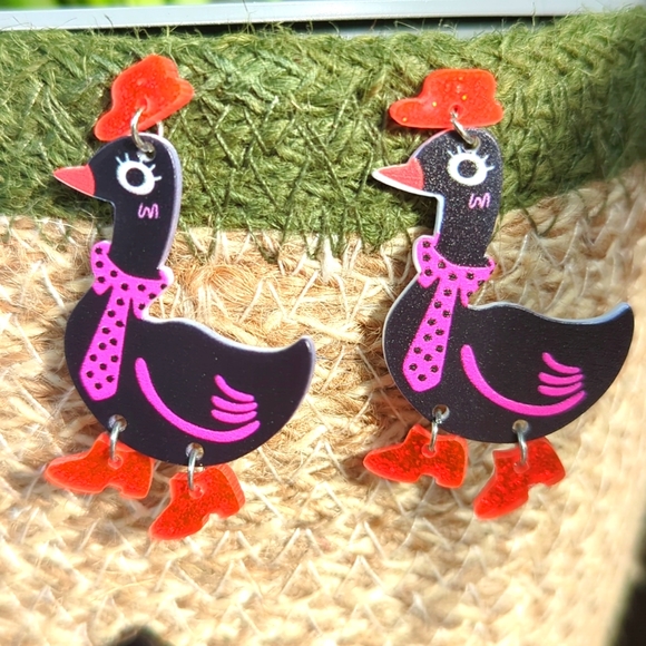 NWT/IP: (unbranded) 🦆👔🎩👞🪿 FASHION DUCK🪿👞🎩👔🦆acrylic dangle earrings - Picture 4 of 6